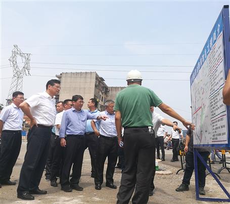 鄭俊康、吳煒到火車站周邊路網(wǎng)改造工程調(diào)研